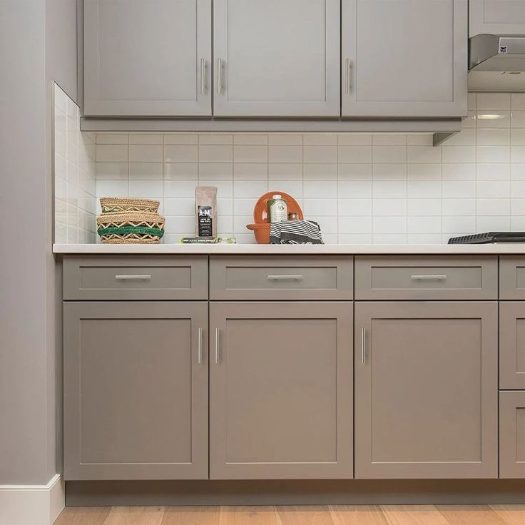 Professionally Paint Kitchen Cabinets: A Guide